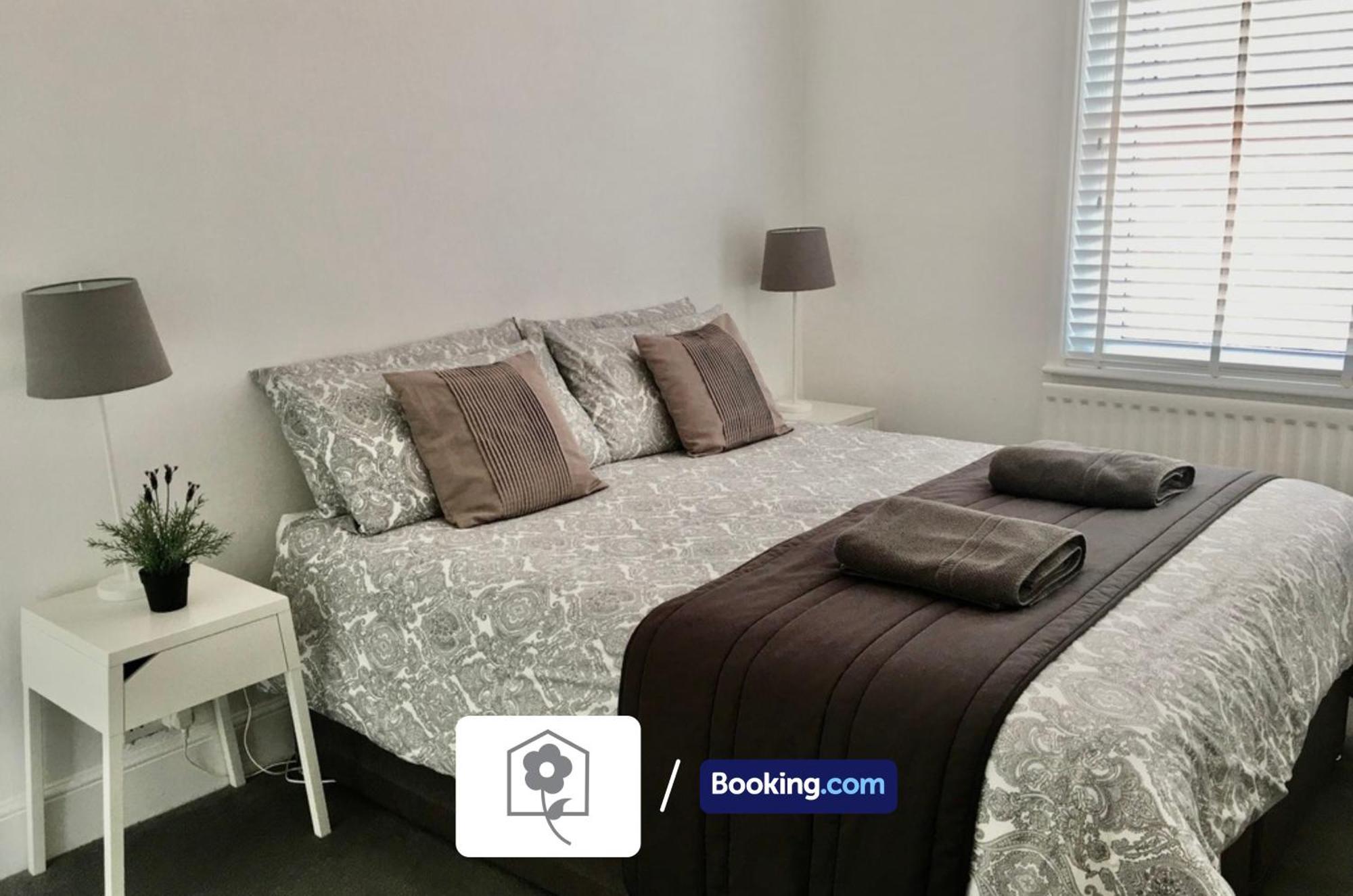 Netley Village Apartment By Your Stay Solutions Short Lets & Serviced Accommodation Netley Southampton With Free Wi-Fi Хамбл Экстерьер фото