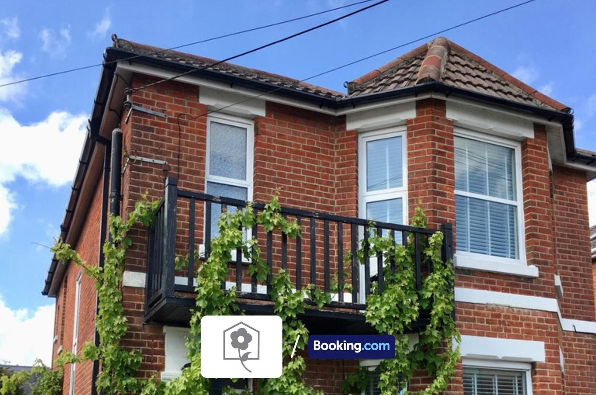 Netley Village Apartment By Your Stay Solutions Short Lets & Serviced Accommodation Netley Southampton With Free Wi-Fi Хамбл Экстерьер фото